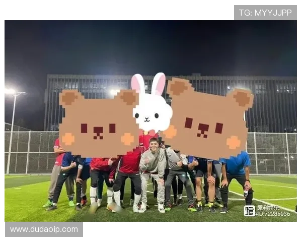 足球巨星化身普通路人街头恶搞引发路人惊喜反应