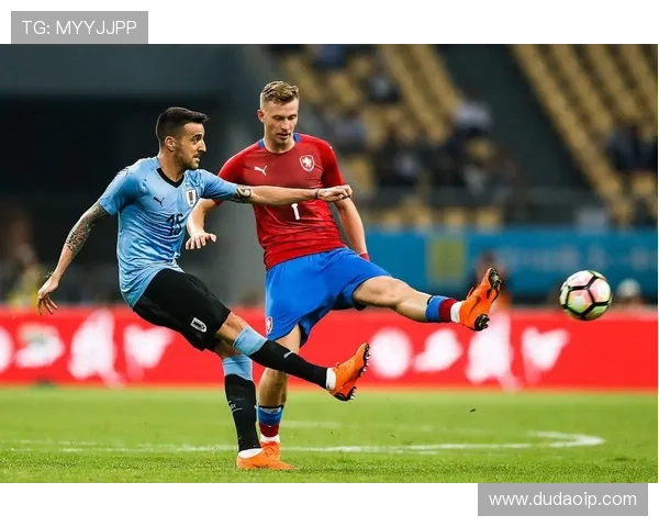 足球明星在球场上铲倒小球迷的搞笑瞬间引发热议与欢笑